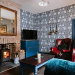 Bronte\'S Rest - Detached Elegant Cottage In Historic Old Town With Garden